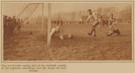 873503 Afbeelding van een doelpunt gemaakt door Elinkwijk tijdens de voetbalwedstrijd tussen Elinkwijk (Zuilen) en ...